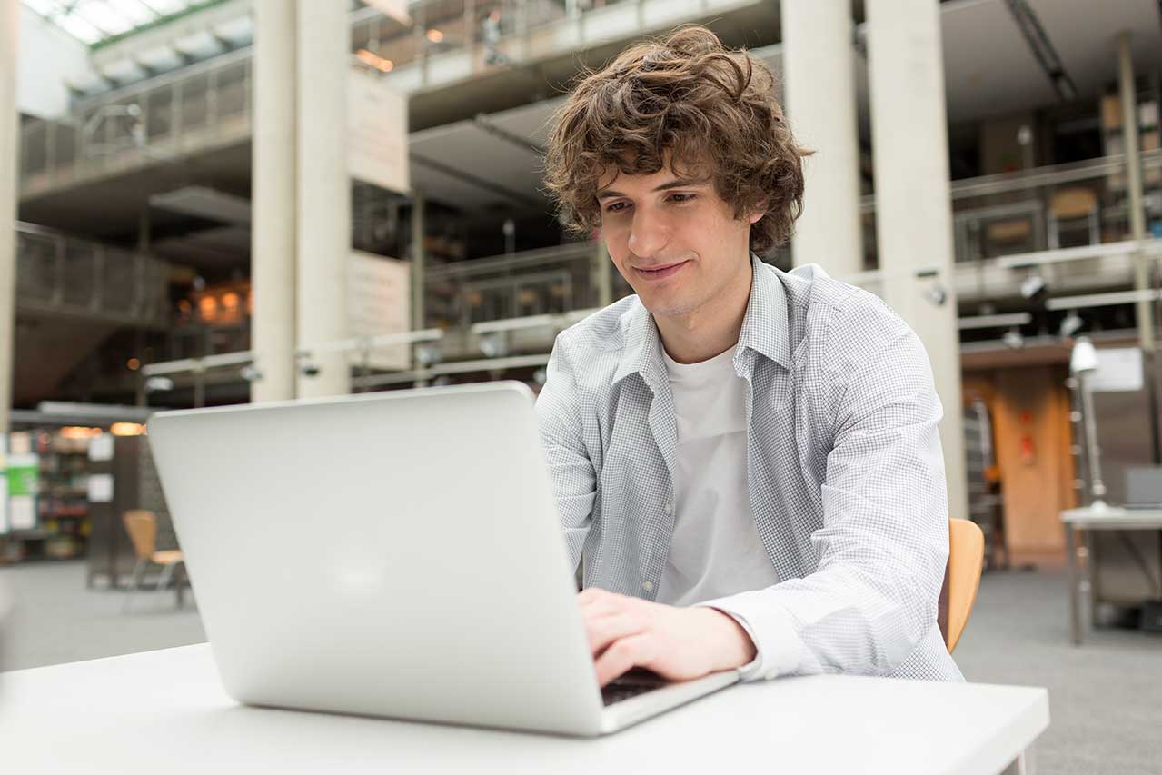 student-using-ai-essay-writer Student usingAI essay writer